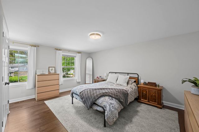 1505 S Kennicott Avenue, Arlington Heights, IL 60005