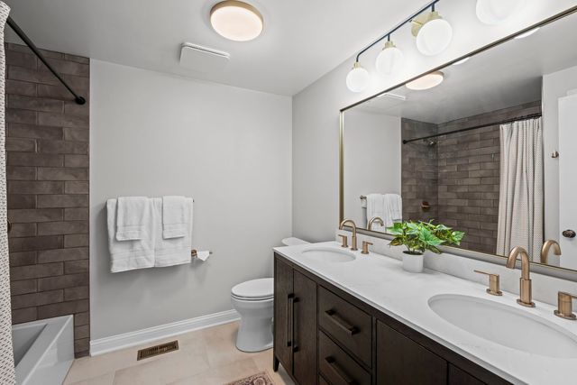 1505 S Kennicott Avenue, Arlington Heights, IL 60005
