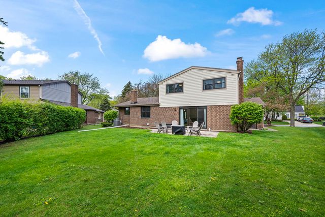 1505 S Kennicott Avenue, Arlington Heights, IL 60005