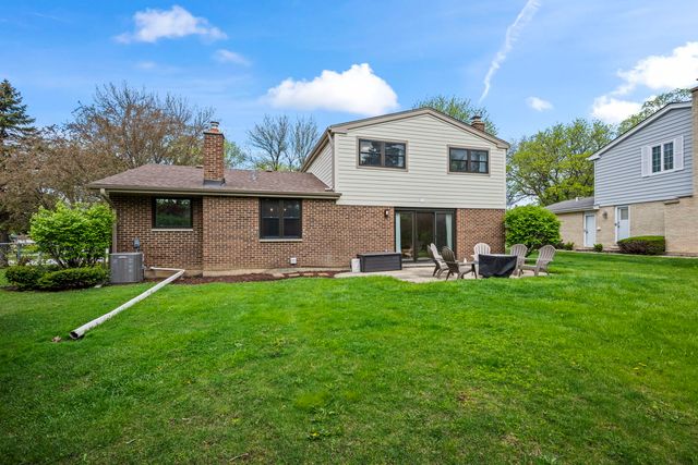 1505 S Kennicott Avenue, Arlington Heights, IL 60005