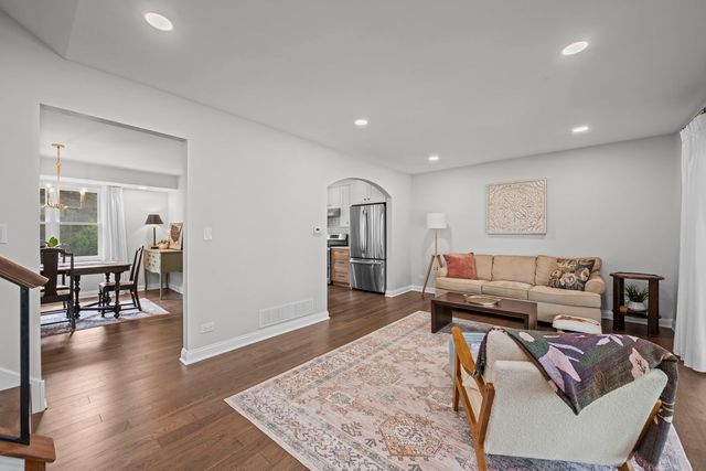 1505 S Kennicott Avenue, Arlington Heights, IL 60005