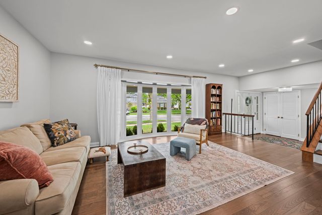 1505 S Kennicott Avenue, Arlington Heights, IL 60005