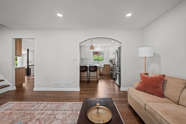 1505 S Kennicott Avenue, Arlington Heights, IL 60005