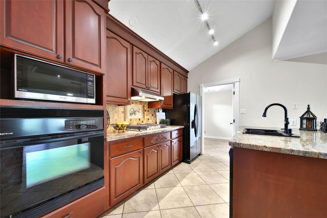 505 Seagrove Street, La Porte, TX 77571