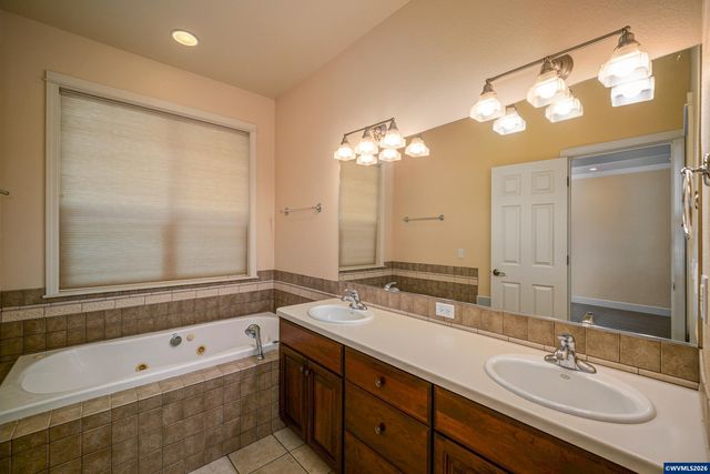 1519 Collins St NW, Salem, OR 97304