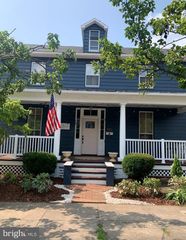 316 E WASHINGTON ST, Charles Town, WV 25414