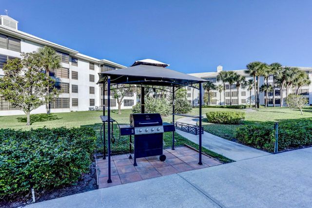 3635 Whitehall Drive 302, West Palm Beach, FL 33401