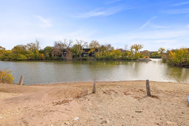 6008 LAKE Drive E 1A, Lisle, IL 60532