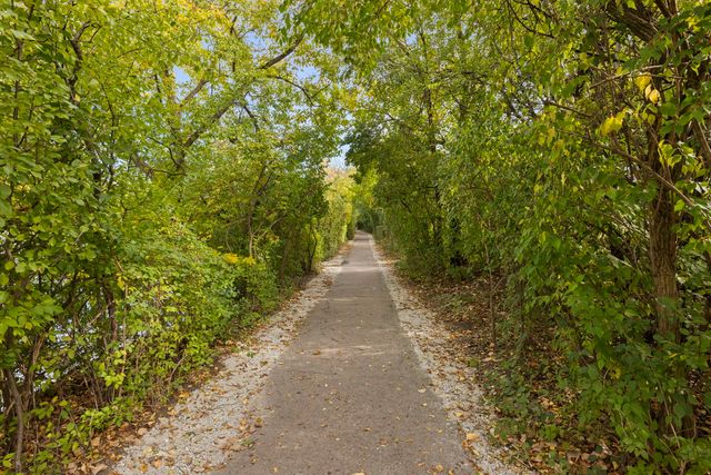 6008 LAKE Drive E 1A, Lisle, IL 60532