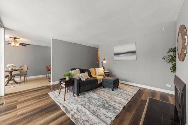 6008 LAKE Drive E 1A, Lisle, IL 60532