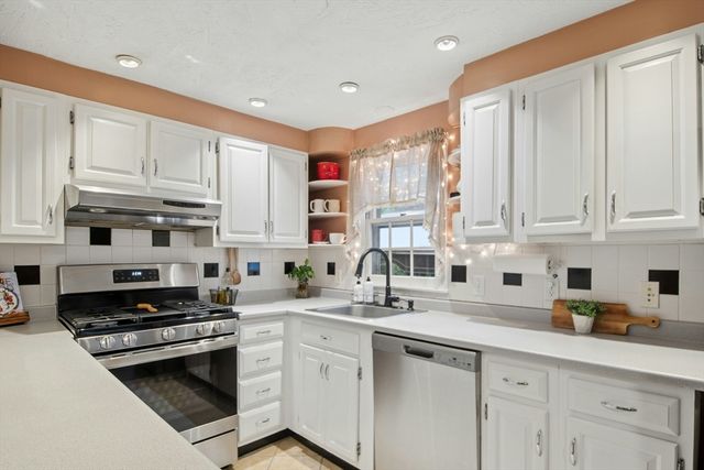 4 Powerline Dr, Grafton, MA 01519