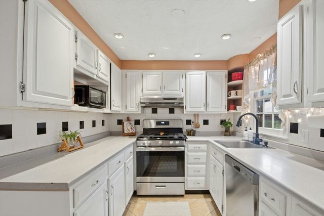 4 Powerline Dr, Grafton, MA 01519