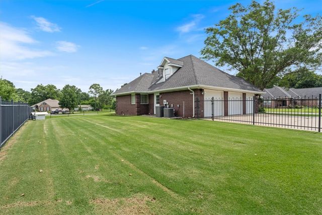 13331 Fairway Court, Siloam Springs, AR 72761