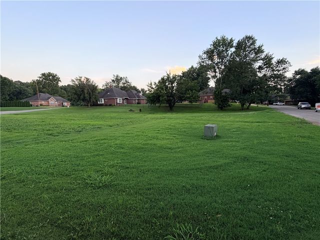 13331 Fairway Court, Siloam Springs, AR 72761