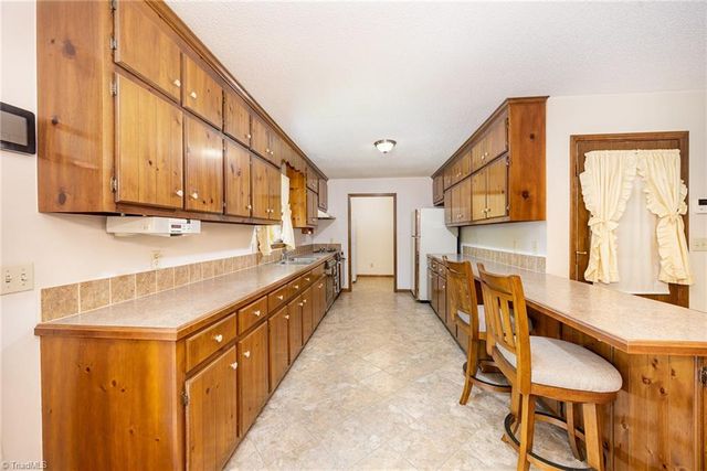 2816 Hoots Road, Hamptonville, NC 27020