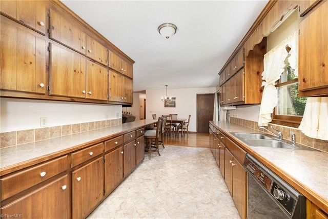 2816 Hoots Road, Hamptonville, NC 27020