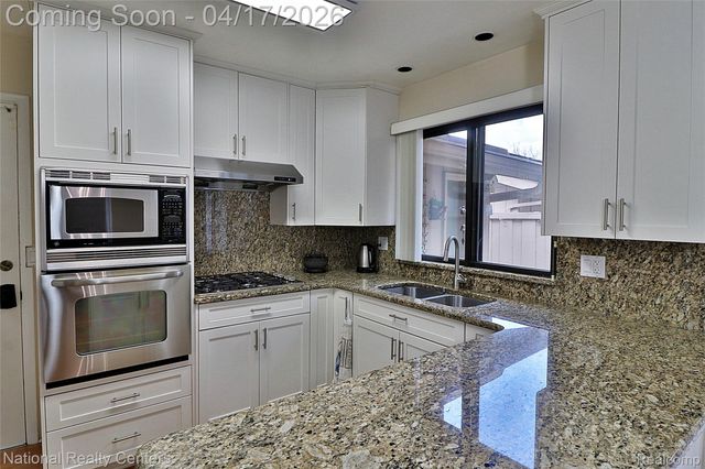 7309 Creek View Circle, West Bloomfield Charter Township, MI 48322