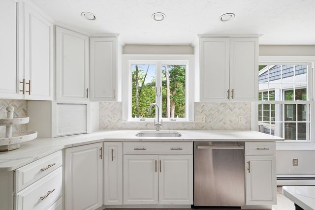 17 Hammer Hook Dr, Hanover, MA 02339