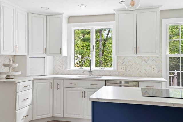 17 Hammer Hook Dr, Hanover, MA 02339