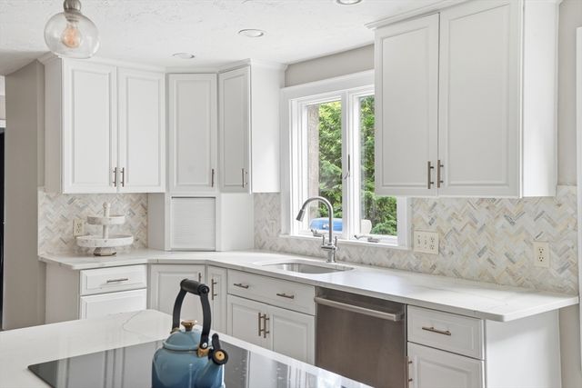17 Hammer Hook Dr, Hanover, MA 02339
