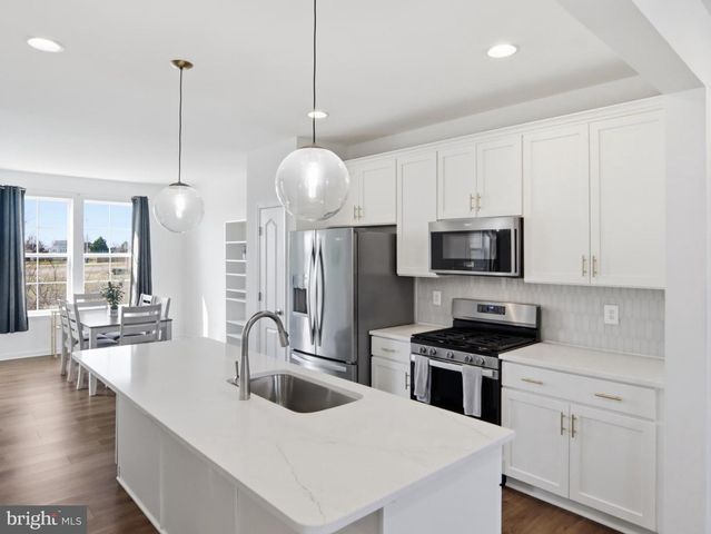 233 UNION RIDGE DR, Charles Town, WV 25414