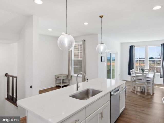 233 UNION RIDGE DR, Charles Town, WV 25414