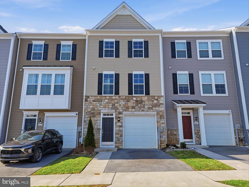 233 UNION RIDGE DR, Charles Town, WV 25414