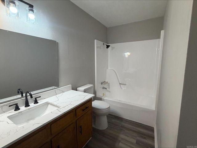 2104 West Street, Conway, AR 72032