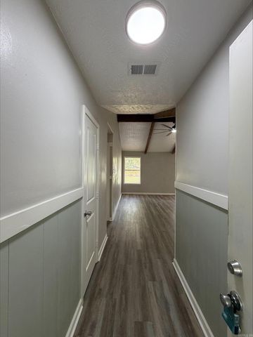 2104 West Street, Conway, AR 72032