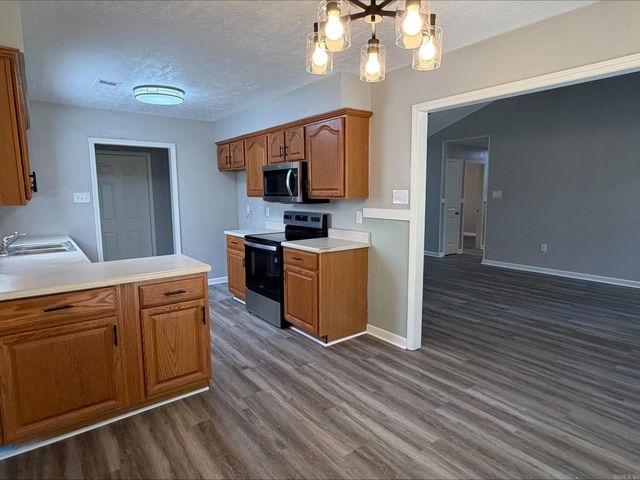 2104 West Street, Conway, AR 72032