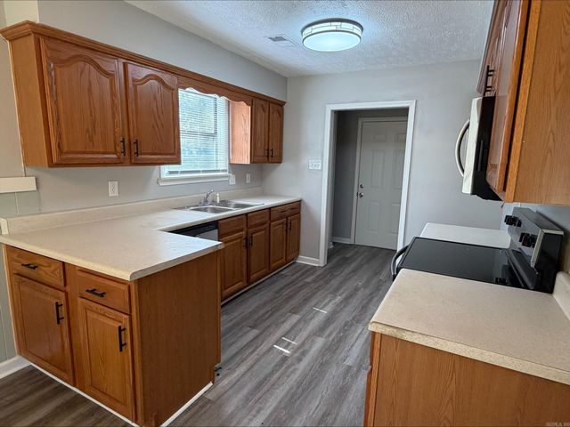 2104 West Street, Conway, AR 72032