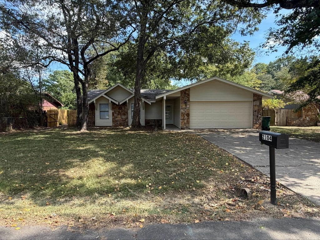 2104 West Street, Conway, AR 72032