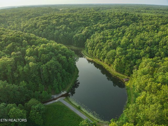 2457 Mayland Rd, Crossville, TN 38571