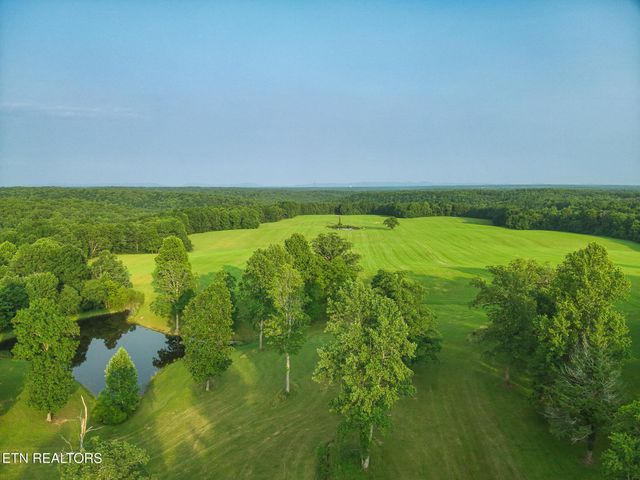 2457 Mayland Rd, Crossville, TN 38571