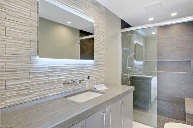 2943 Valencia WAY, Fort Myers, FL 33901