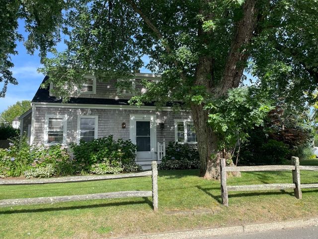 13 Plantingfield Way, Edgartown, MA 02539