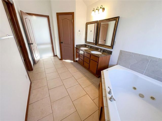 305 N Lakeside Terrace, Mustang, OK 73064