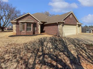 305 N Lakeside Terrace, Mustang, OK 73064