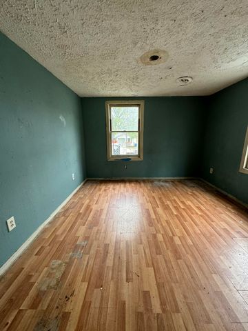 910 S Newton Avenue, Springfield, MO 65806