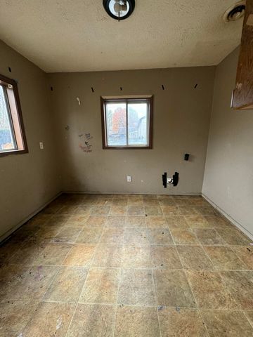 910 S Newton Avenue, Springfield, MO 65806