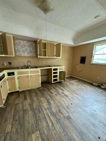 910 S Newton Avenue, Springfield, MO 65806