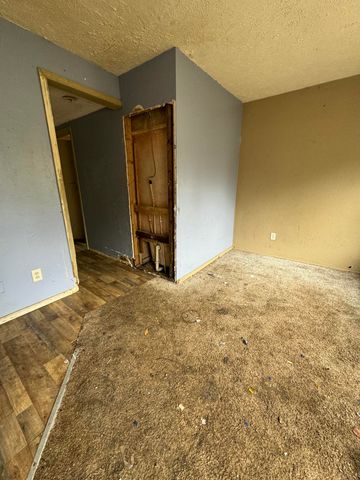 910 S Newton Avenue, Springfield, MO 65806