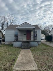 910 S Newton Avenue, Springfield, MO 65806
