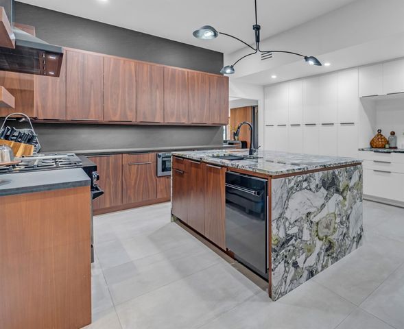 33 Charleston Street N, Sugar Land, TX 77478