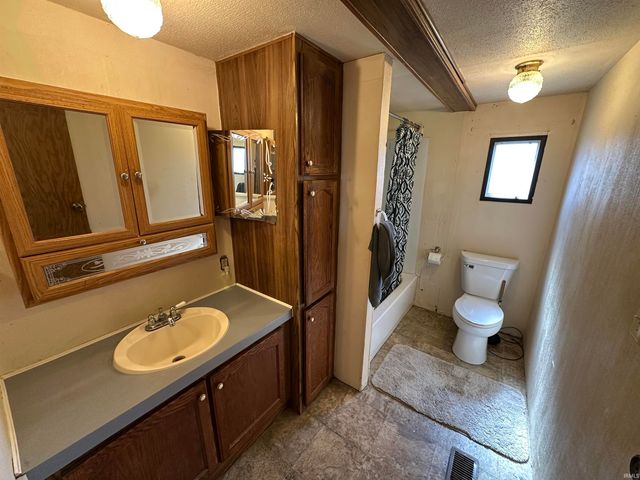 220 S Hunt Street, Greentown, IN 46936