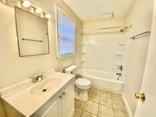 4320 Cresthill DR, Roanoke, VA 24018