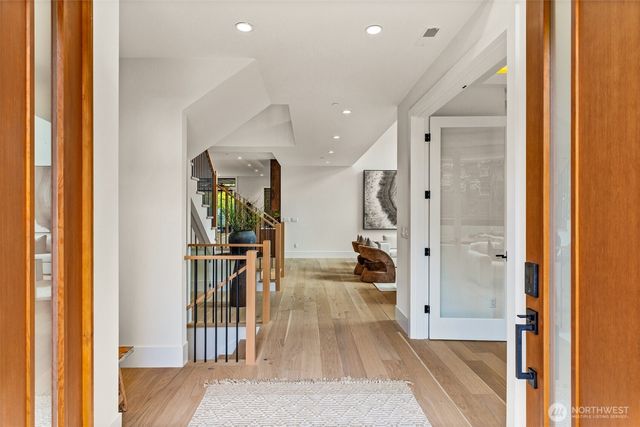 8458 NE 9th Street, Medina, WA 98039