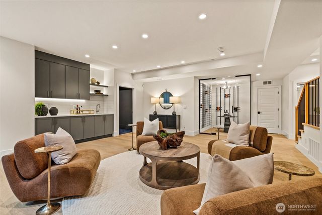 8458 NE 9th Street, Medina, WA 98039