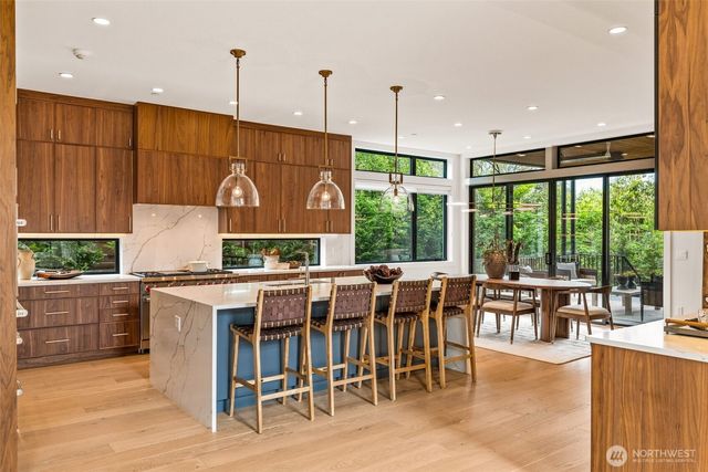 8458 NE 9th Street, Medina, WA 98039