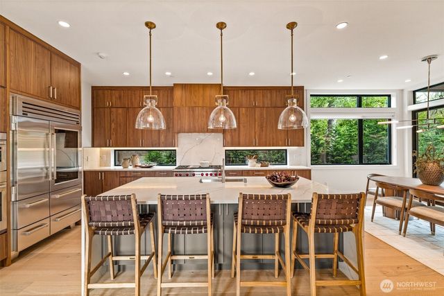 8458 NE 9th Street, Medina, WA 98039